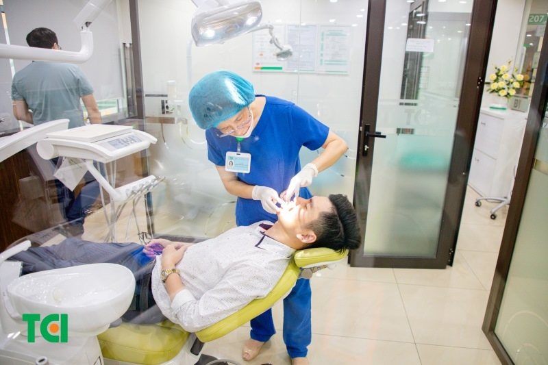 Bệnh nhân đi tái khám định kì bọc răng sứ Implant để đảm bảo hiệu quả 