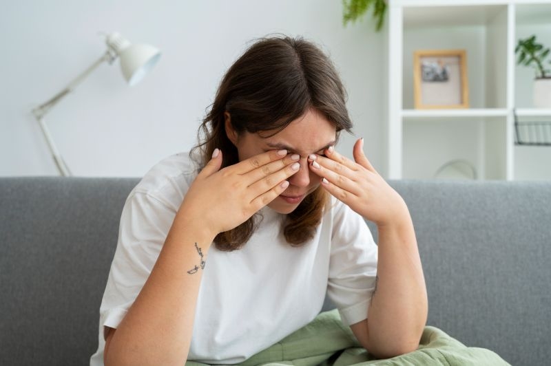Triệu chứng nổi bật nhất của viêm kết mạc mùa xuân là cảm giác ngứa dữ dội ở một hoặc cả hai mắt.