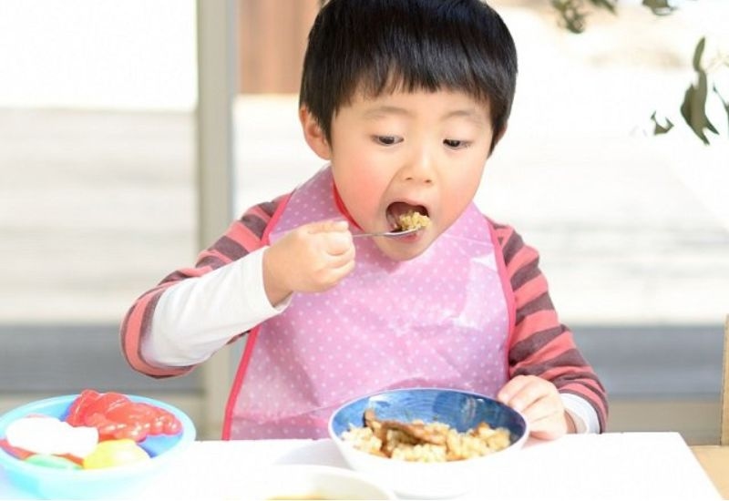 Thực đơn dinh dưỡng cho bé 3 tuổi nên điều chỉnh theo thể trạng, không nên gò ép trẻ ăn quá nhiều.
