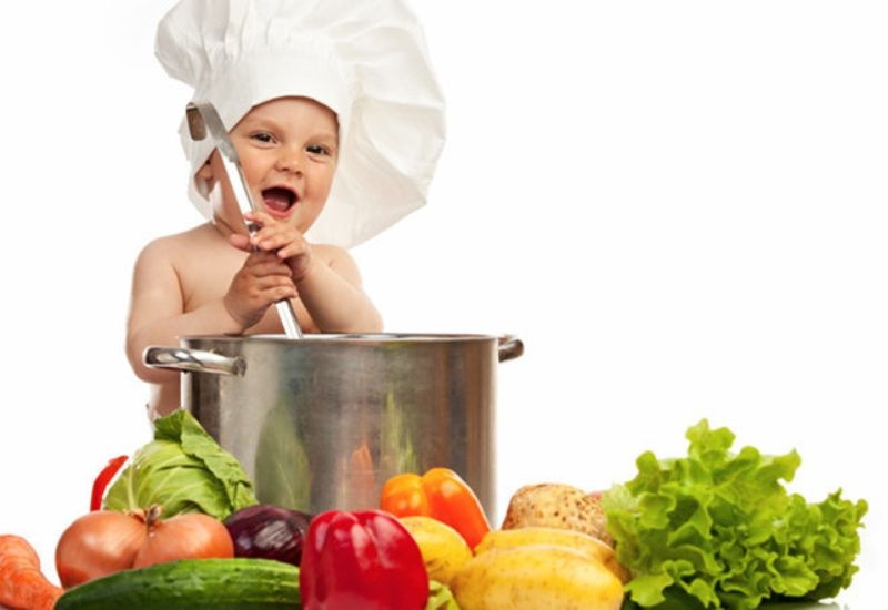 Một sai lầm thường gặp khi xây dựng thực đơn dinh dưỡng cho trẻ nhỏ là ép trẻ ăn quá nhiều