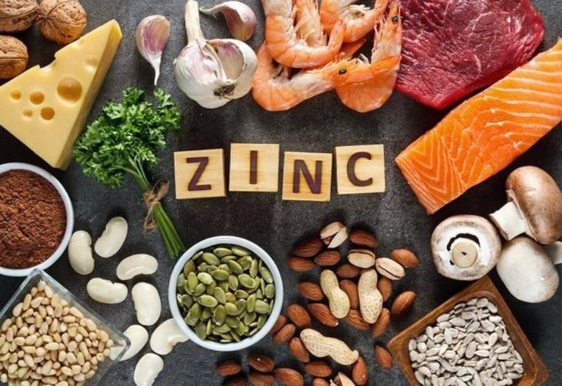 Dinh dưỡng cho trẻ thấp còi cần đủ 4 nhóm chất cơ bản.