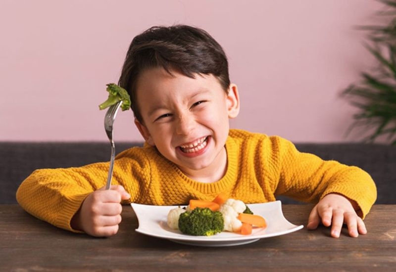 hời điểm phù hợp để em bé ăn cải là từ khi bắt đầu ăn dặm, khoảng 6 tháng tuổi.