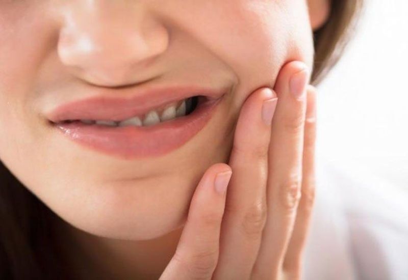 Không nên lạm dụng thuốc giảm đau, thay vào đó hãy đến nha khoa để phát hiện răng bị sâu kịp thời và có hướng điều trị phù hợp.