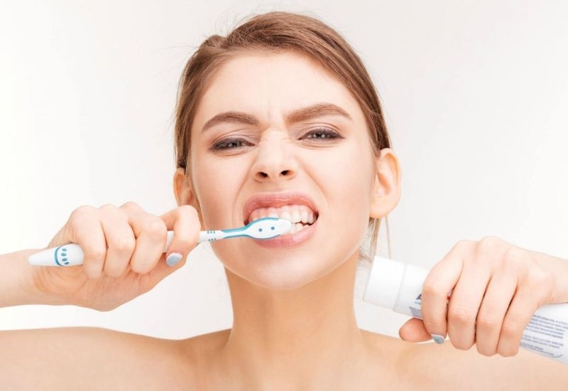 Sâu răng hàm nhẹ có thể khởi phát do làm sạch răng chưa đúng cách.