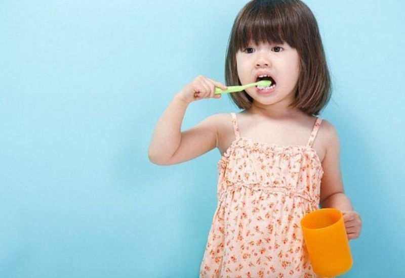 Vệ sinh răng miệng không đúng cách là một trong những nguyên nhân phổ biến gây sâu răng ở trẻ.