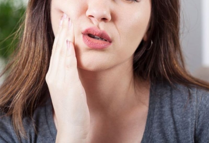 Sâu răng viêm tủy khiến răng đau liên tục, gây bất tiện trong cuộc sống.