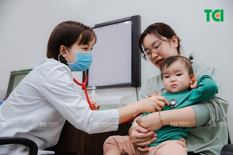 thủy đậu nên ăn gì - đi khám bác sĩ