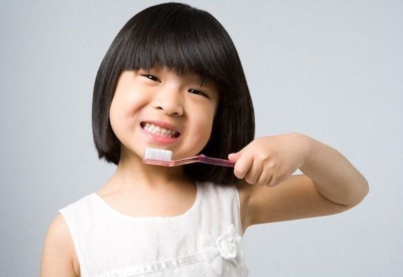 Cha mẹ nên giúp trẻ em sâu răng hình thành thói quen vệ sinh răng miệng.