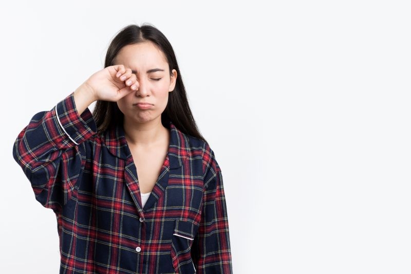 Triệu chứng điển hình bao gồm đỏ mí mắt, ngứa, cảm giác cộm.