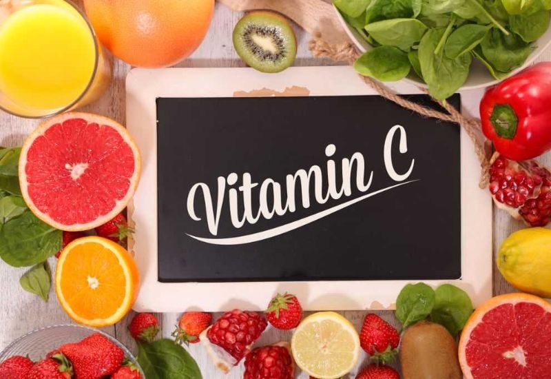Bổ sung trái cây và rau xanh giàu vitamin là cách hữu hiệu giúp ngăn ngừa tình trạng ăn bị hôi miệng.