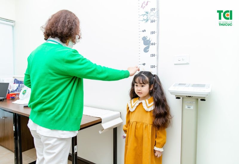 Khi bé 2 tuổi ăn cơm xuất hiện dấu hiệu lạ, cần cho bé thăm khám ngay để đảm bảo an toàn.