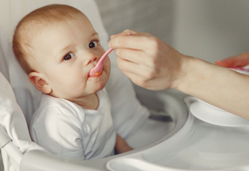 Hạt sen, khi còn nguyên và chưa nấu chín mềm, là nguy cơ hóc với trẻ nhỏ; vì vậy cho trẻ ăn từng miếng nhỏ, ngồi cùng và giám sát, tránh để trẻ chạy nhảy khi ăn.