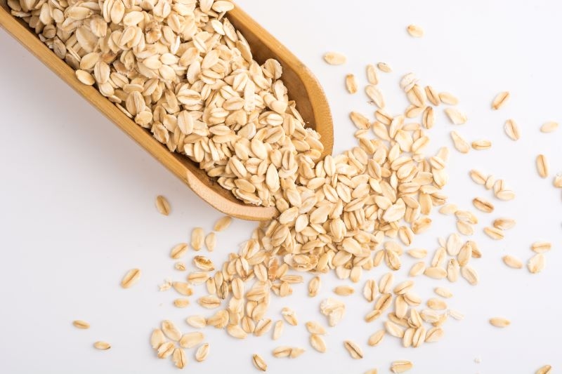 Yến mạch chứa một lượng nhỏ protein, hỗ trợ sự phát triển cơ bắp và duy trì sức khỏe tổng thể.