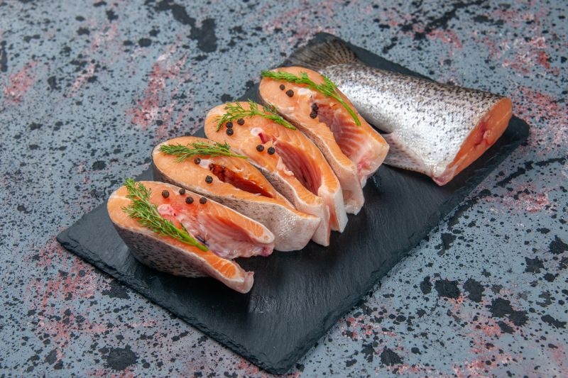 Cá hồi được biết đến như một “siêu thực phẩm” nhờ vào thành phần dinh dưỡng phong phú.