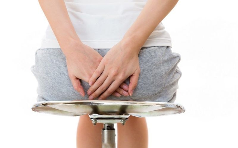 Một trong những nguyên nhân phổ biến là việc ngồi quá lâu