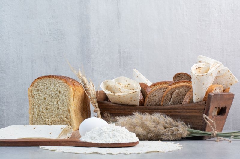 Các loại thực phẩm giàu tinh bột lành mạnh bao gồm gạo lứt, yến mạch, khoai lang và bánh mì nguyên cám.