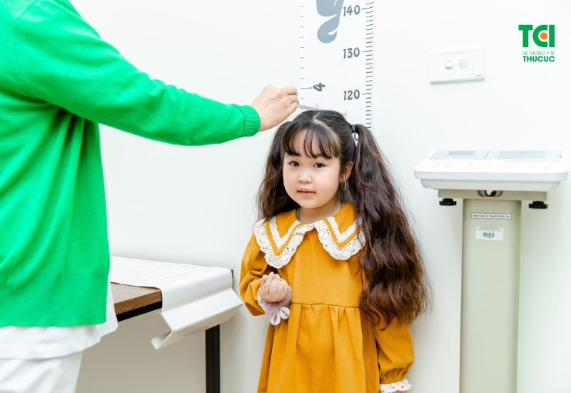 Nên đưa trẻ đi khám định kỳ để được chuyên gia tư vấn chế độ dinh dưỡng cho trẻ 5 tuổi phù hợp và hiệu quả.
