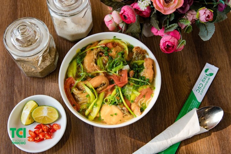 Vitamin D có thể được bổ sung thông qua tiếp xúc với ánh nắng mặt trời hoặc thực phẩm như cá béo, lòng đỏ trứng.