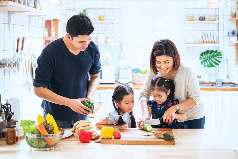 dinh dưỡng hợp lý cho trẻ mầm non - cho trẻ nấu nướng cùng mẹ
