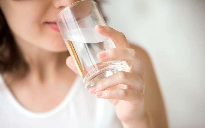 Uống đủ nước hàng ngày giúp làm loãng nước tiểu và giảm nguy cơ tạo sỏi