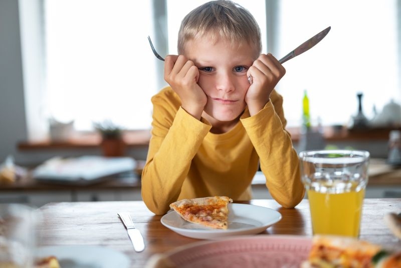 Để giải quyết vấn đề biếng ăn, trước tiên cha mẹ cần hiểu rõ nguyên nhân khiến trẻ không muốn ăn.