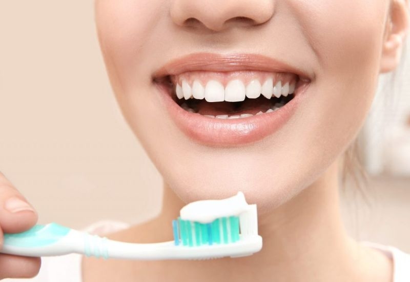 Vệ sinh răng miệng đúng cách là phương pháp phổ biến giúp cải thiện và loại bỏ mùi hôi ở miệng hiệu quả.