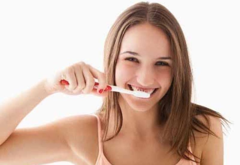Răng bị sâu ăn thường xảy ra khi thói quen chăm sóc răng miệng chưa khoa học.