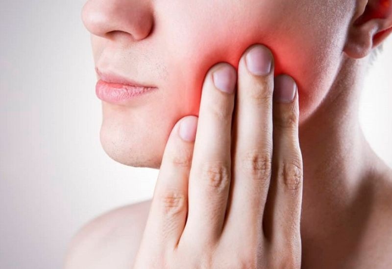 Một trong những biểu hiện thường gặp của sâu răng áp xe là tình trạng đau nhức răng dữ dội kéo dài.