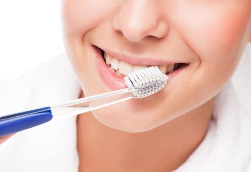 Sâu răng thường bắt nguồn từ thói quen vệ sinh răng miệng không đúng cách.