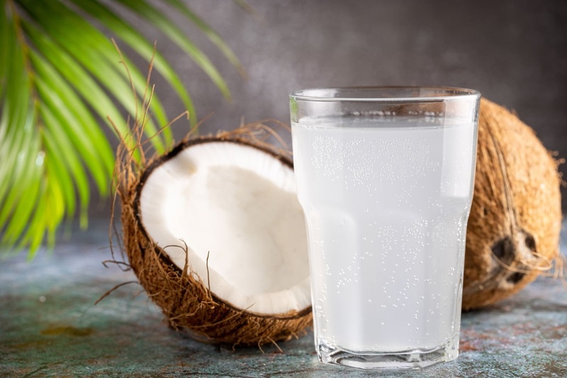 sốt phát ban ăn gì - nước dừa