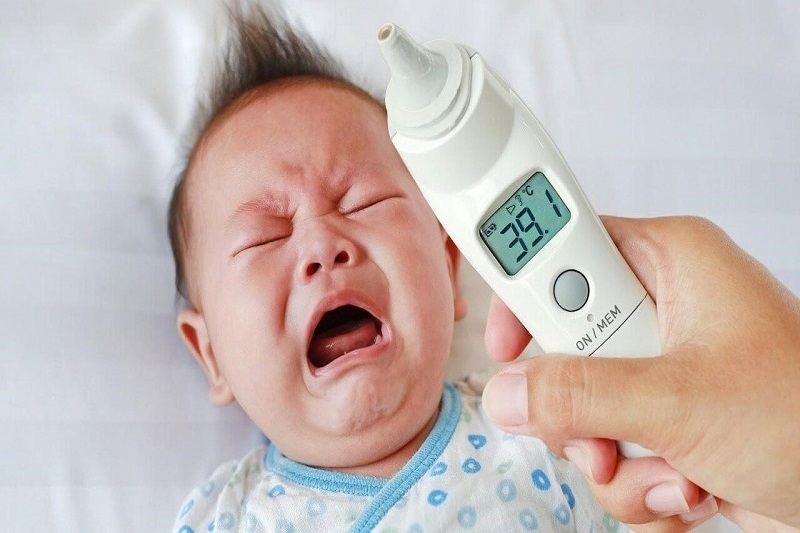 sốt phát ban ăn gì - trẻ bị sốt rất cao