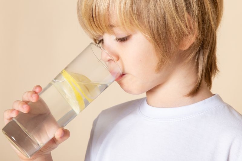 trẻ 2 tuổi bị táo bón nên ăn gì