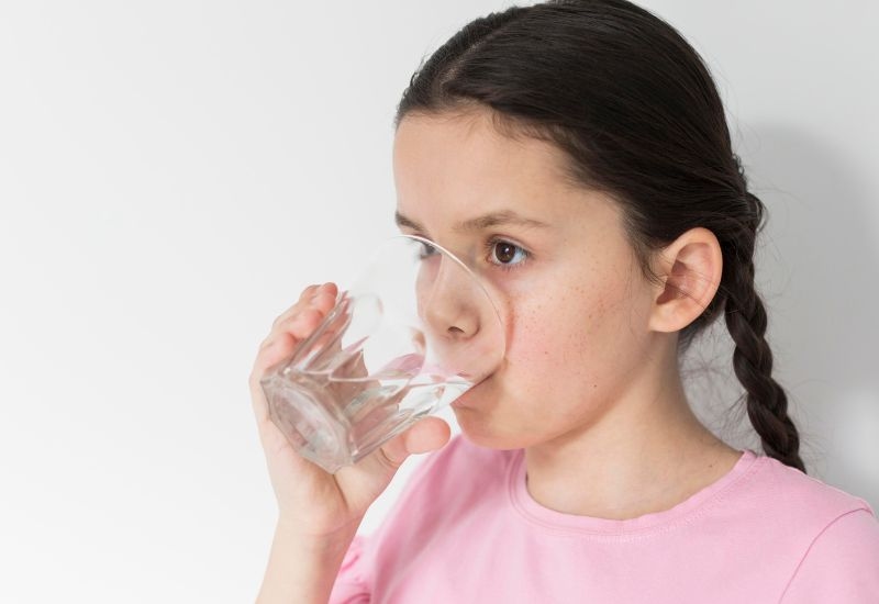 Nhiệt miệng thường đi kèm với tình trạng nóng trong hoặc mất nước nhẹ, khiến miệng khô và đau rát hơn.