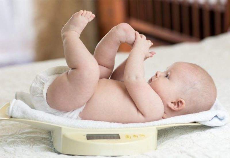 Việc trẻ tăng cân chậm là hiện tượng thường gặp, dễ khiến cha mẹ băn khoăn và lo lắng.