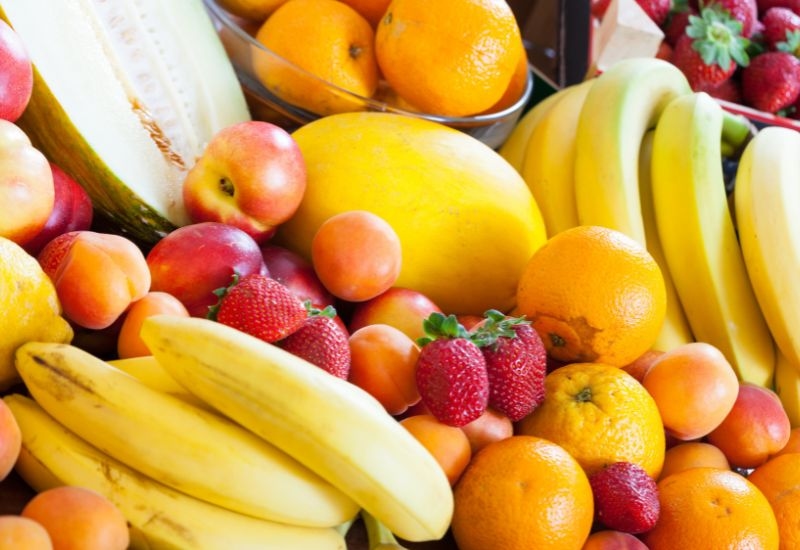 Bé bị vàng da mẹ kiêng ăn gì? - Các loại trái cây như cam, táo, chuối và bơ cung cấp chất xơ, vitamin C và chất chống oxy hóa.