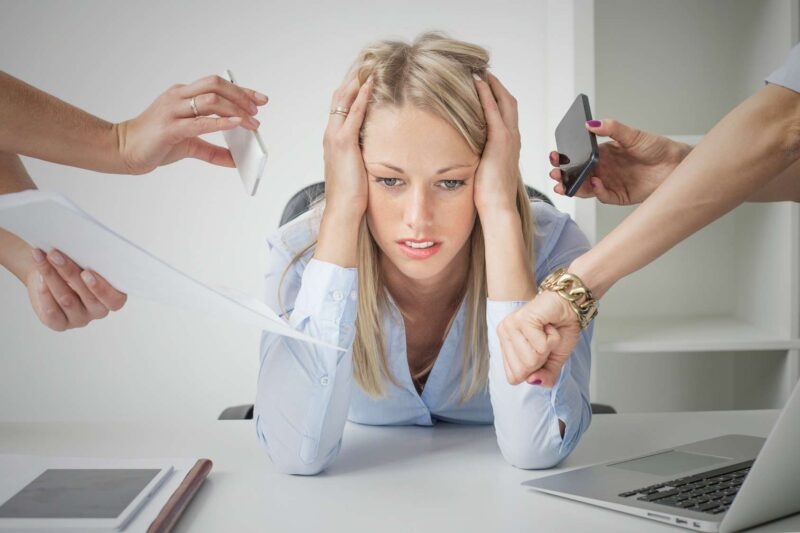 Căng thẳng tâm lý kéo dài làm tăng tiết hormone cortisol, khiến niêm mạc dạ dày dễ bị bào mòn và viêm loét