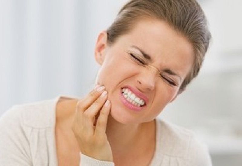 Đau nhức răng kéo dài là dấu hiệu phổ biến của tình trạng đau răng viêm lợi.