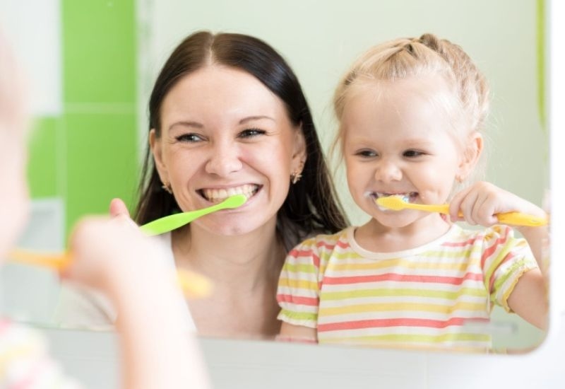 Duy trì vệ sinh răng miệng đúng cách sau điều trị lấy tủy răng giúp bảo vệ răng tốt hơn.