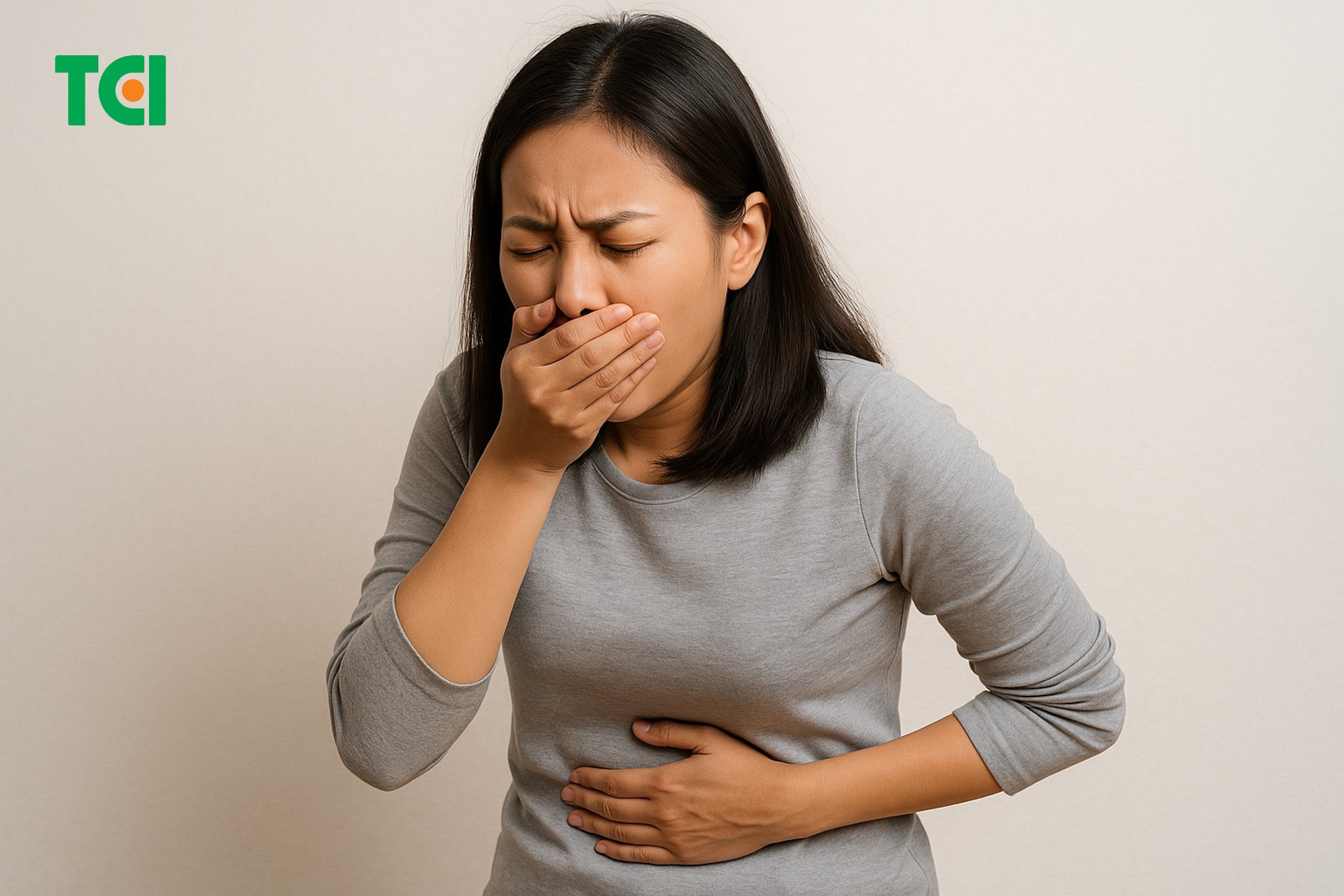 Buồn nôn và có thể nôn là 2 trong số triệu chứng của đau dạ dày 