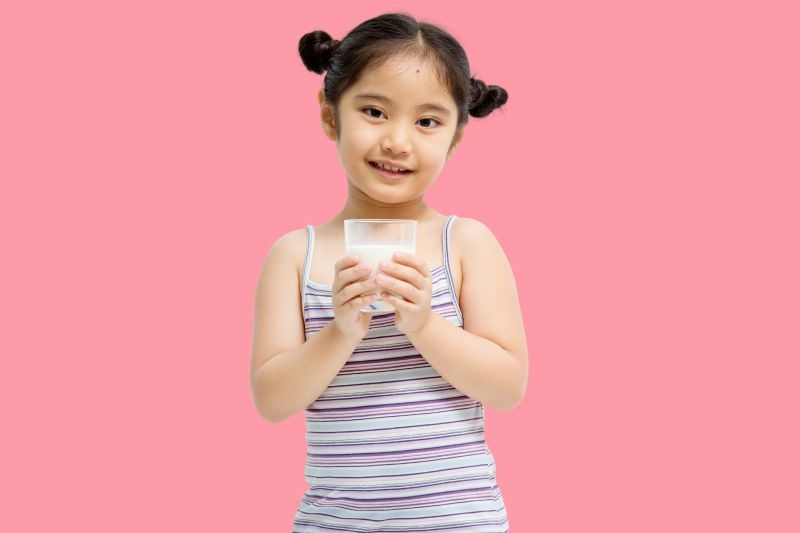 Việc bổ sung canxi cần được thực hiện đều đặn, đặc biệt trong giai đoạn trẻ phát triển nhanh từ 1 đến 3 tuổi và giai đoạn tiền dậy thì.