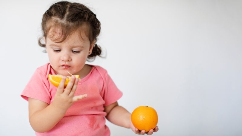 Cần tìm hiểu trẻ mấy tháng ăn trái cây để đảm bảo an toàn cho hệ tiêu hóa của trẻ.