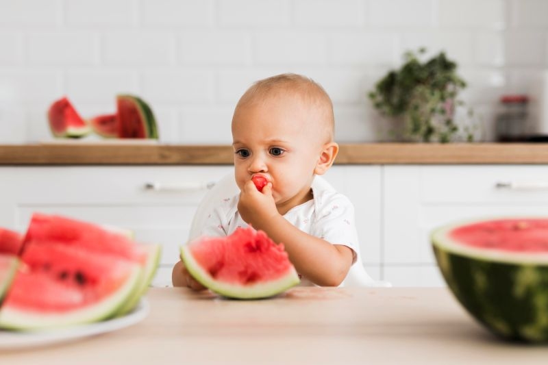 Trẻ mấy tháng ăn trái cây - Câu trả lời là từ 6 tháng trở lên.