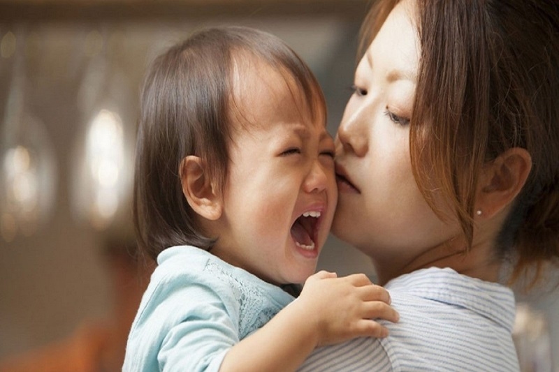 trẻ quấy khóc nên ăn gì - trẻ quấy khóc do nhiều nguyên nhân