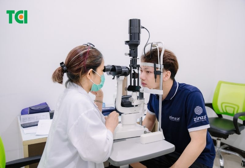 Người bệnh bị đau mắt đỏ đến bệnh viện