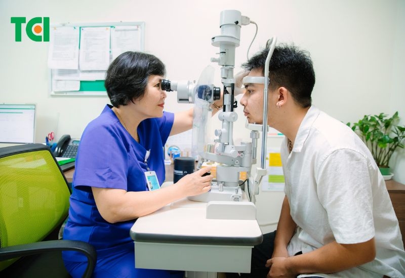 Phẫu thuật nâng mí sụp điều trị triệt để mắt sụp mí