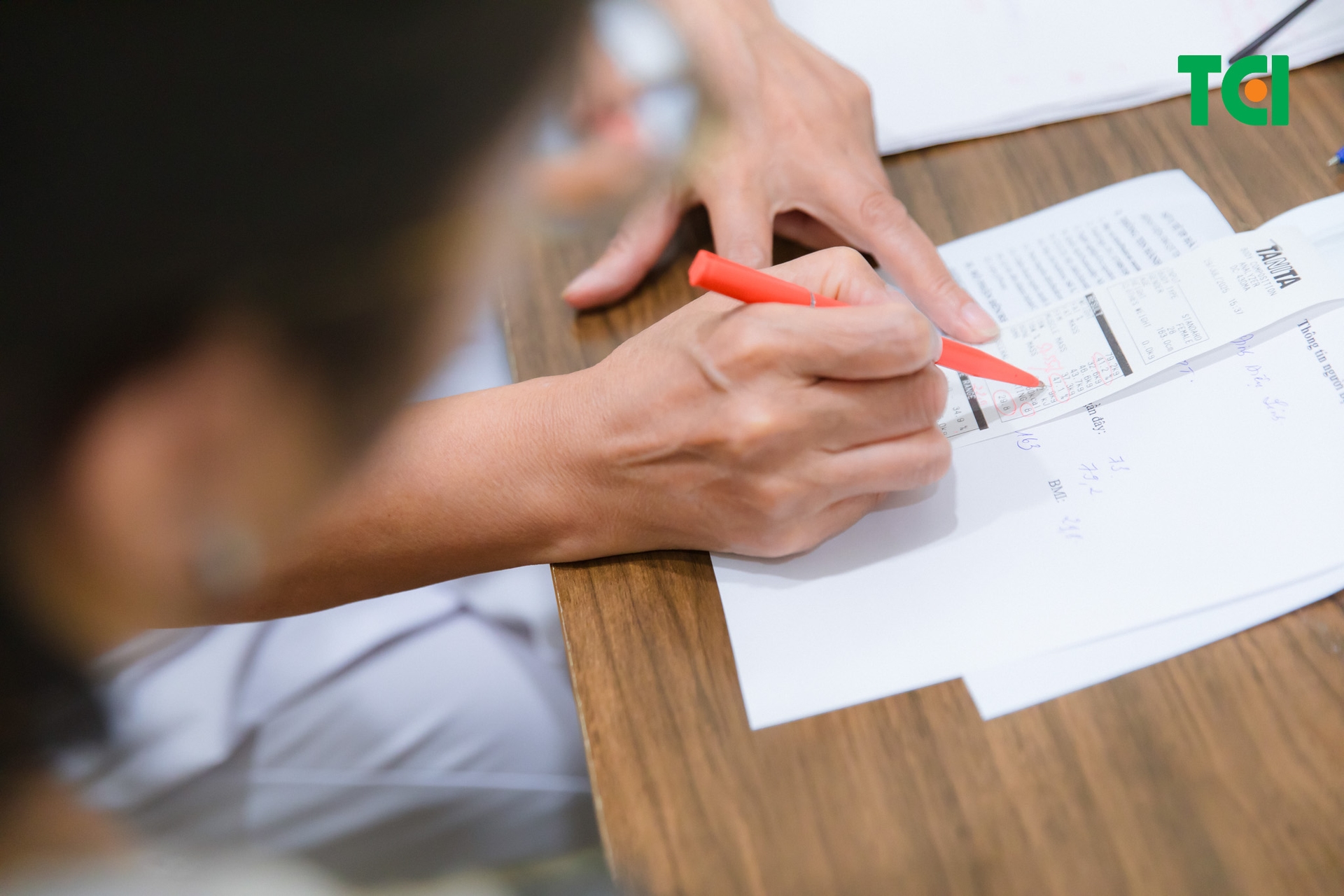 Bác sĩ dinh dưỡng tại TCI phân tích các chỉ số nhân trắc học (như Cân nặng, Chiều cao) để tính toán và đánh giá tình trạng dinh dưỡng dựa trên chỉ số Z-score.