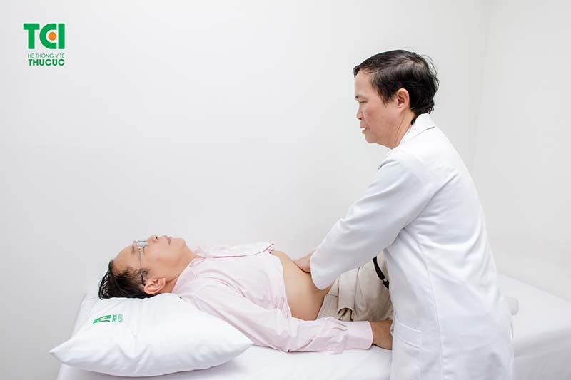 “Bác sĩ thăm khám cho bệnh nhân có vết mổ nứt kẽ hậu môn lâu lành để kiểm tra nguyên nhân và đánh giá tình trạng.”