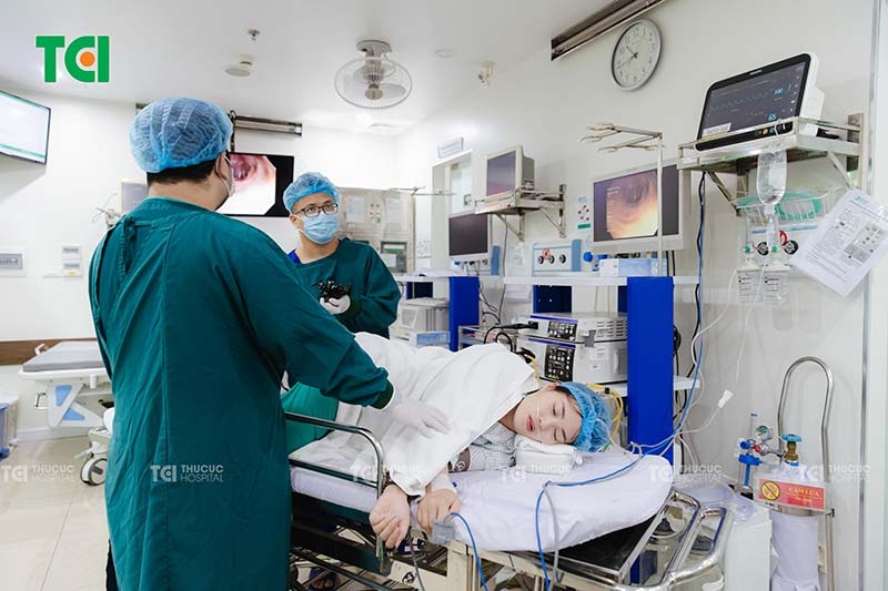 “Bác sĩ Thu Cúc TCI thăm khám cho bệnh nhân tại phòng nội soi để đánh giá tình trạng nứt hậu môn không tự lành và cần can thiệp y tế.”