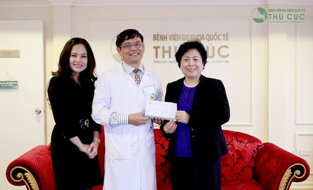 Bệnh viện Thu Cúc tặng 50 triệu đồng cho quỹ “Bầu ơi”