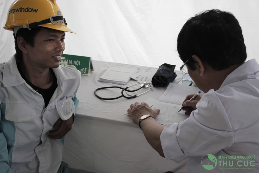 Các y tá, bác sĩ thăm khám và tư vấn rất tận tình